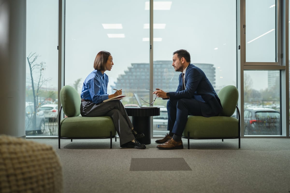 Profesionales conversando sobre el desarrollo de su carrera en una oficina moderna